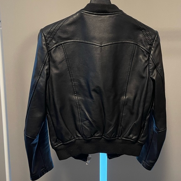 ❌SOLD❌Baby Bomber Jacket in Black T36
Gently worn. Few signs of wear. - Picture 3 of 4